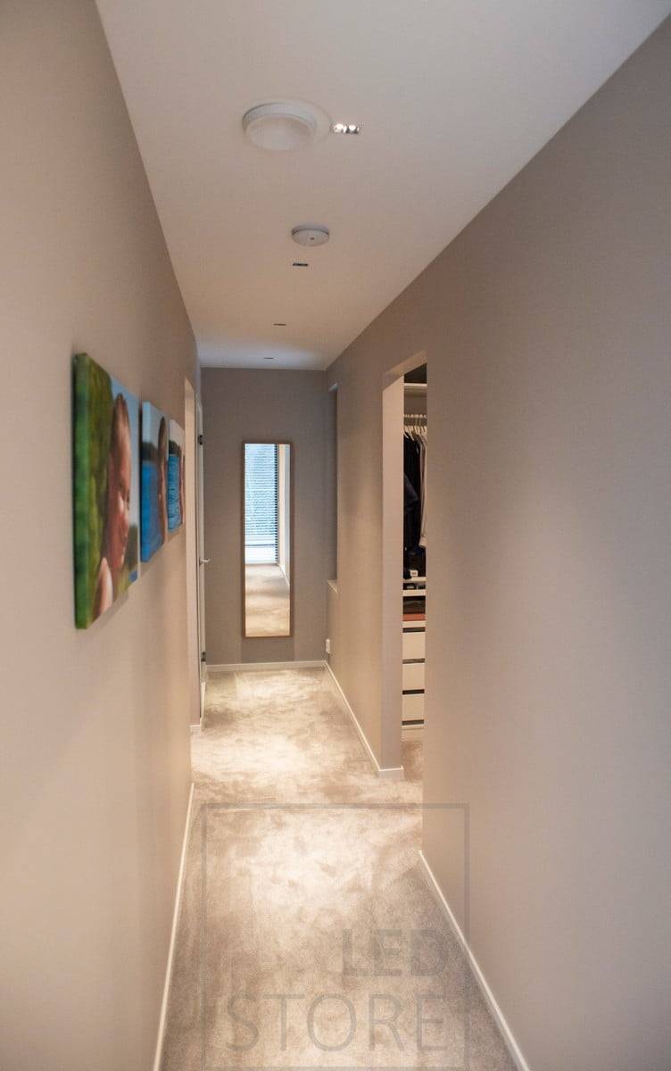 Couloir éclairé par des projecteurs LINJA. Ledstore.fi