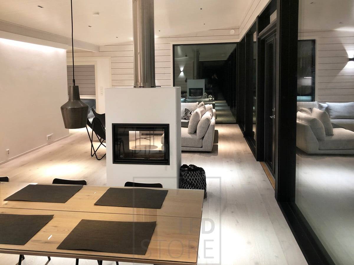 Un éclairage d'ambiance et polyvalent. Une bande LED derrière le plafond éclaire indirectement l'espace, des spots LINJA au plafond et une applique FUNK au mur. Des lampes suspendues sur la table à manger. Ledstore.fi