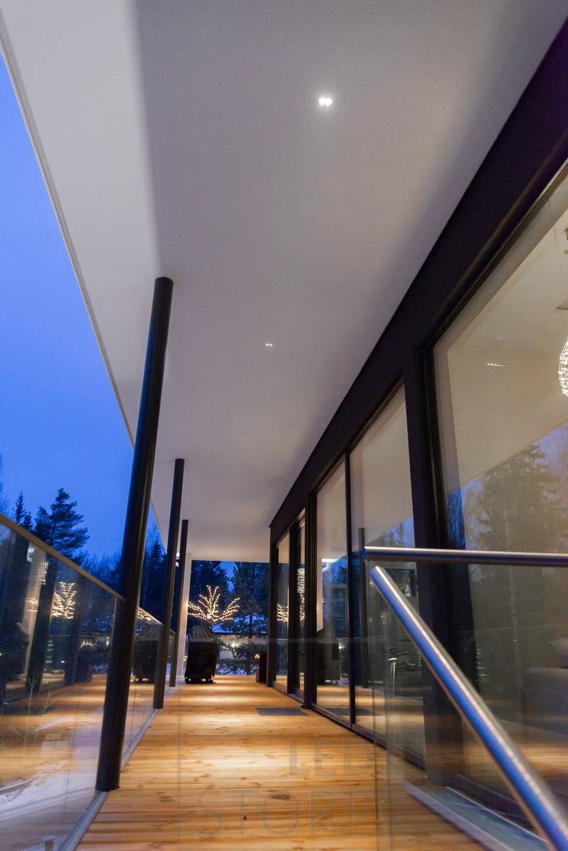 LINJA 2 spots pour l'éclairage de la terrasse. Le luminaire est gradable et résistant à l'humidité (IP44). Le bord blanc du cadre a une largeur de 7 mm et les sources lumineuses ont une profondeur de 10 mm dans des trous de lumière carrés noirs. Ledstore.fi