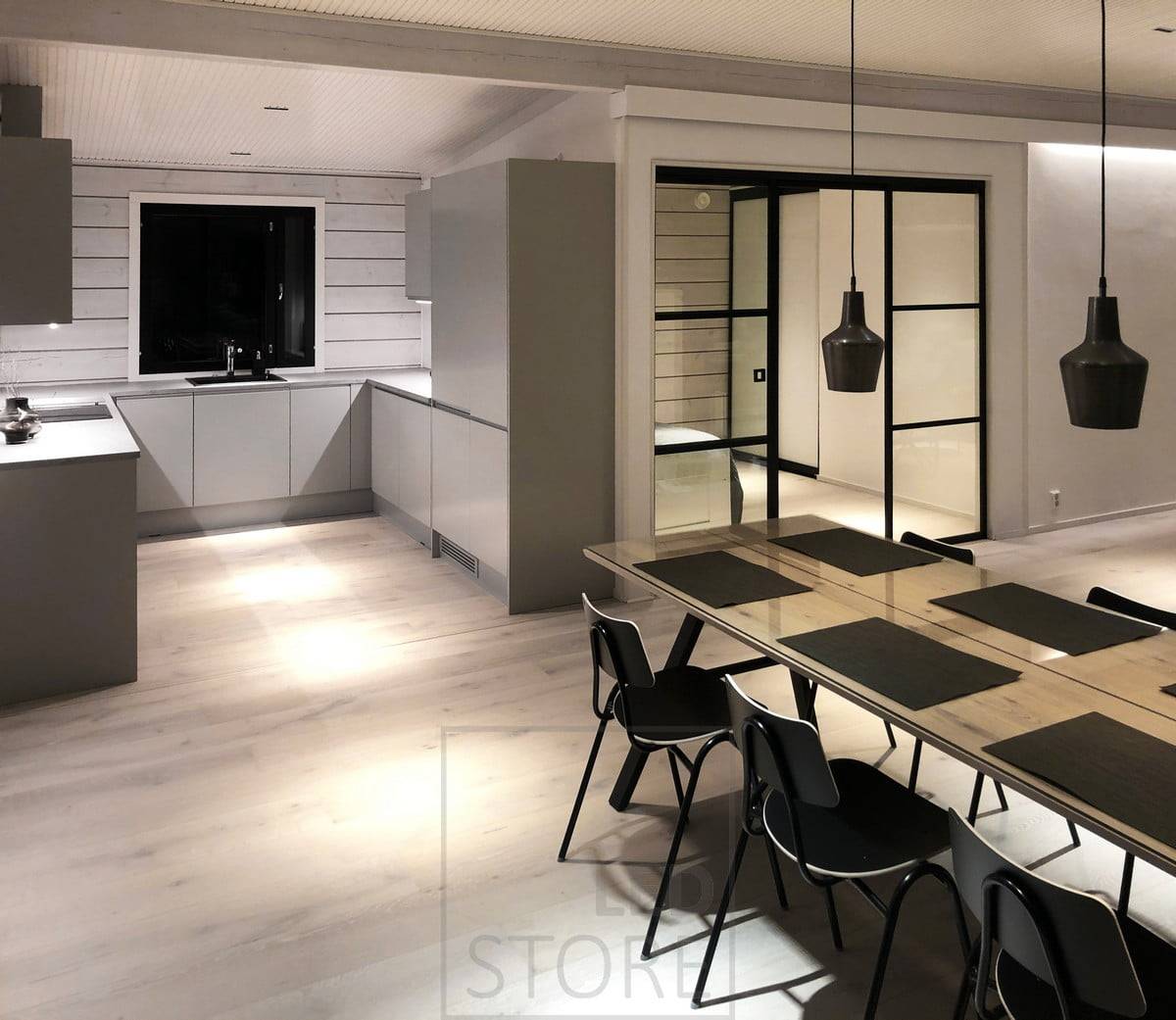 LINJA 5 spots au plafond, bandes LED dans la cuisine et derrière la grille du plafond. Ledstore.fi
