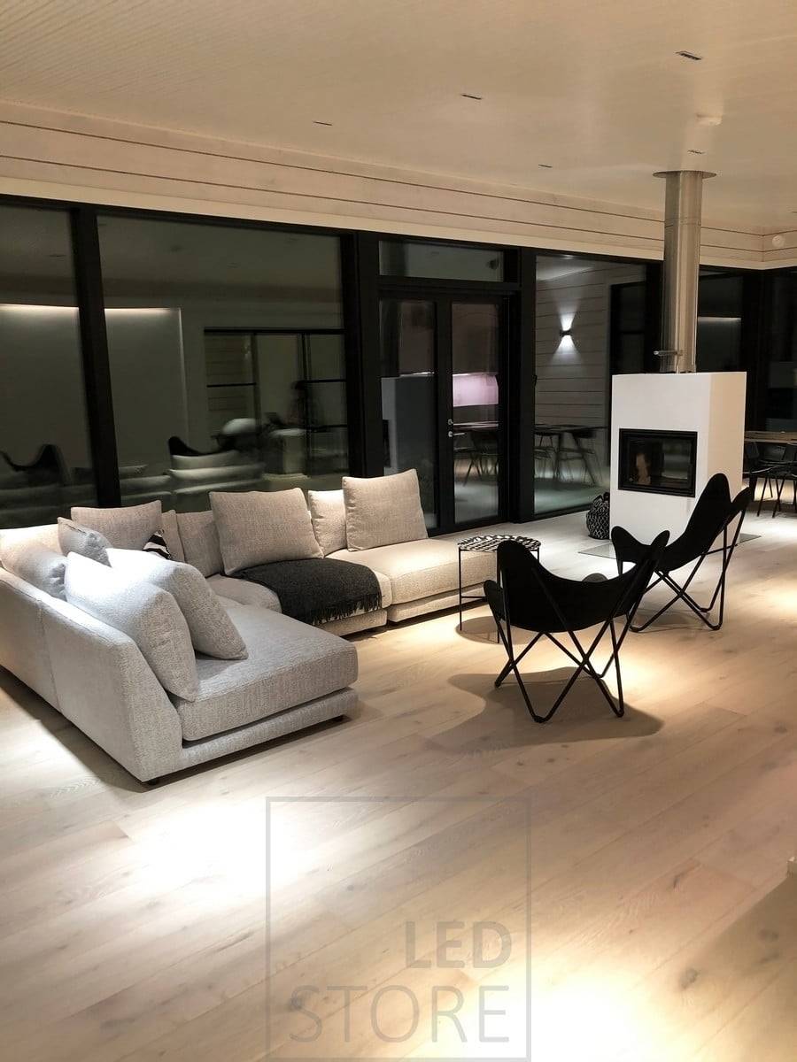 Les spots LINJA comme éclairage général d'ambiance dans le salon. Ledstore.fi