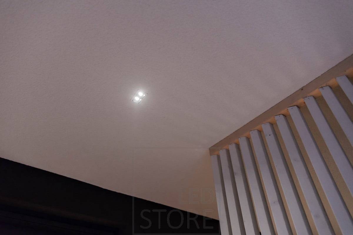 Spot Led LINJA 2 sur le toit de la terrasse. Le petit luminaire est discret au plafond, mais très adéquat pour éclairer le couloir de la terrasse. Ledstore.fi