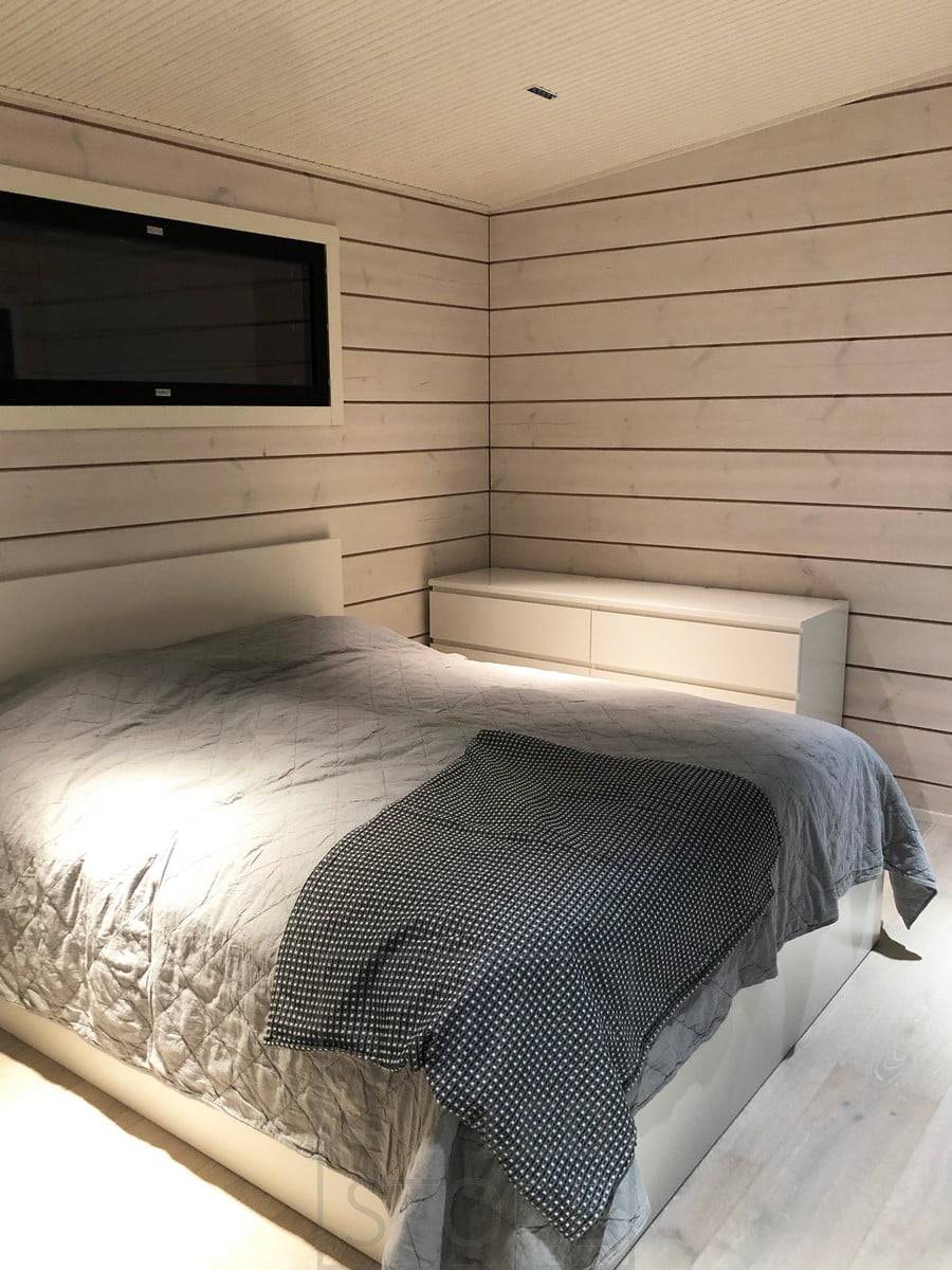 Les spots LINJA au plafond de la chambre à coucher éclairent la pièce avec une lumière à angle étroit. Ledstore.fi