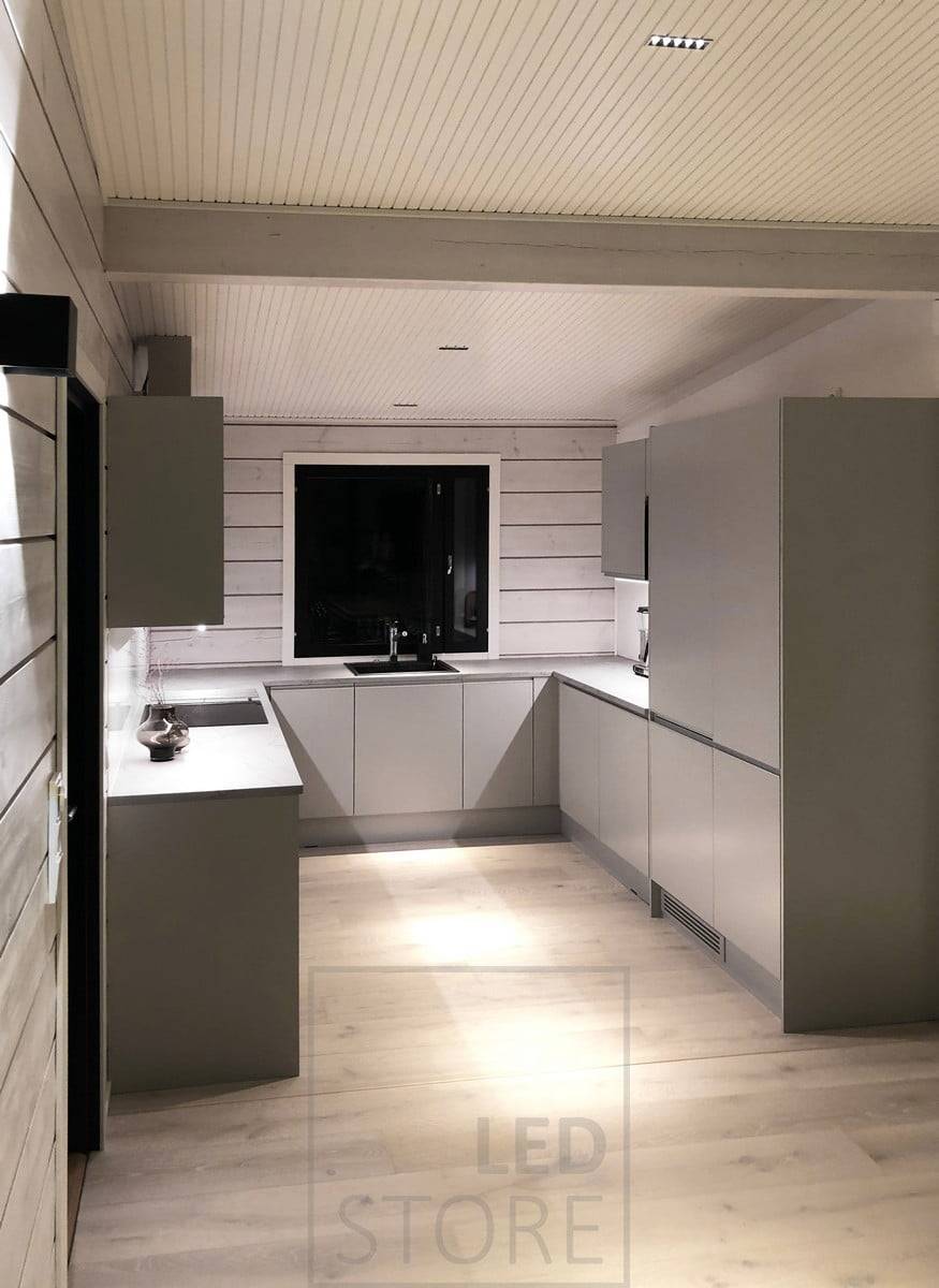 Spots LINJA 5 au plafond de la cuisine. Plans de travail éclairés par des bandes LED fixées au bas des armoires supérieures. Ledstore.fi