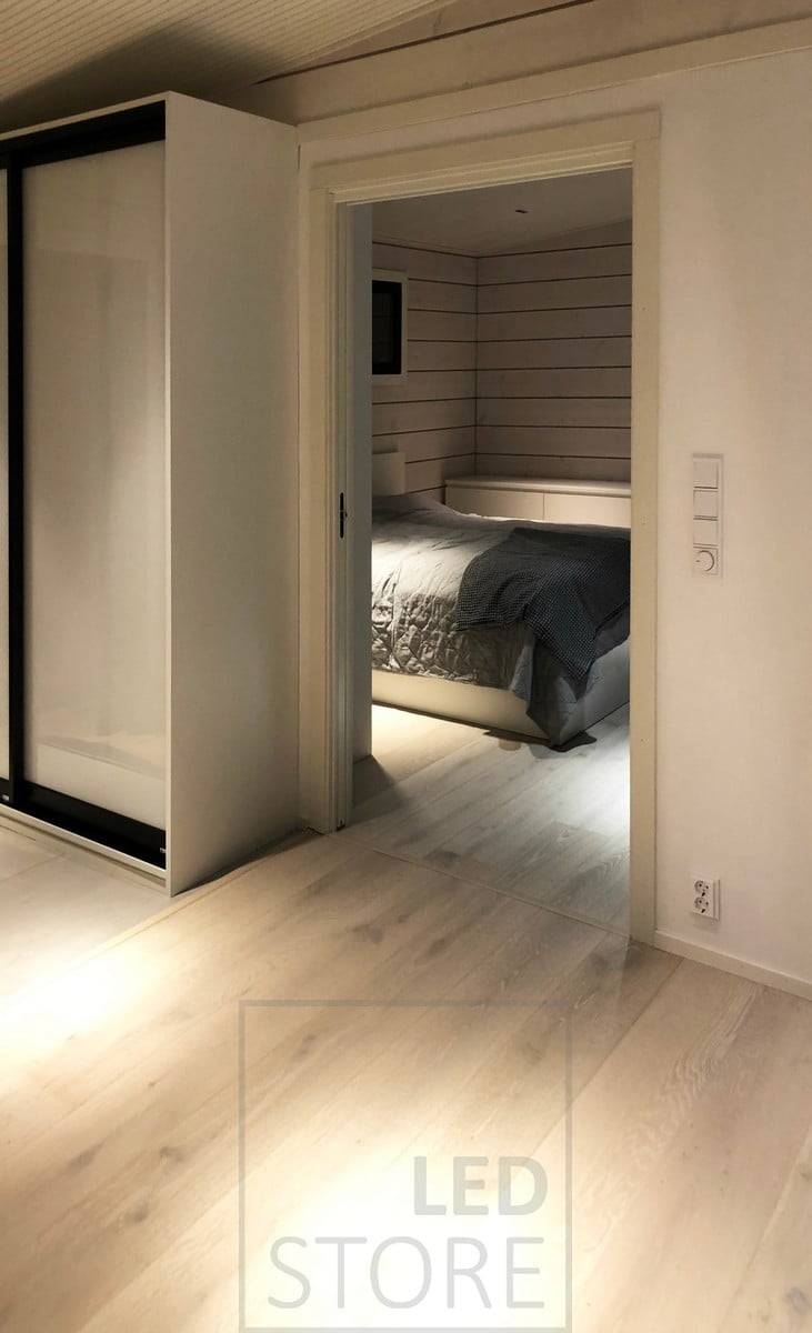 Les spots LINJA éclairent le salon et la chambre à coucher. L'intensité lumineuse du luminaire est équivalente à 5x20W halogène. Ledstore.fi