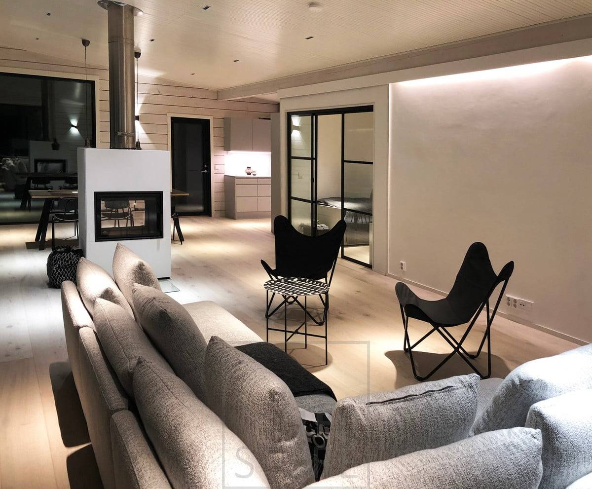 LINJA éclairage général avec spots. Grâce à son faisceau étroit, le spot présente un motif lumineux clair. En plus des spots, l'espace est éclairé par des bandes LED derrière le plafond et dans la cuisine, ainsi que par une applique FUNK. Ledstore.fi