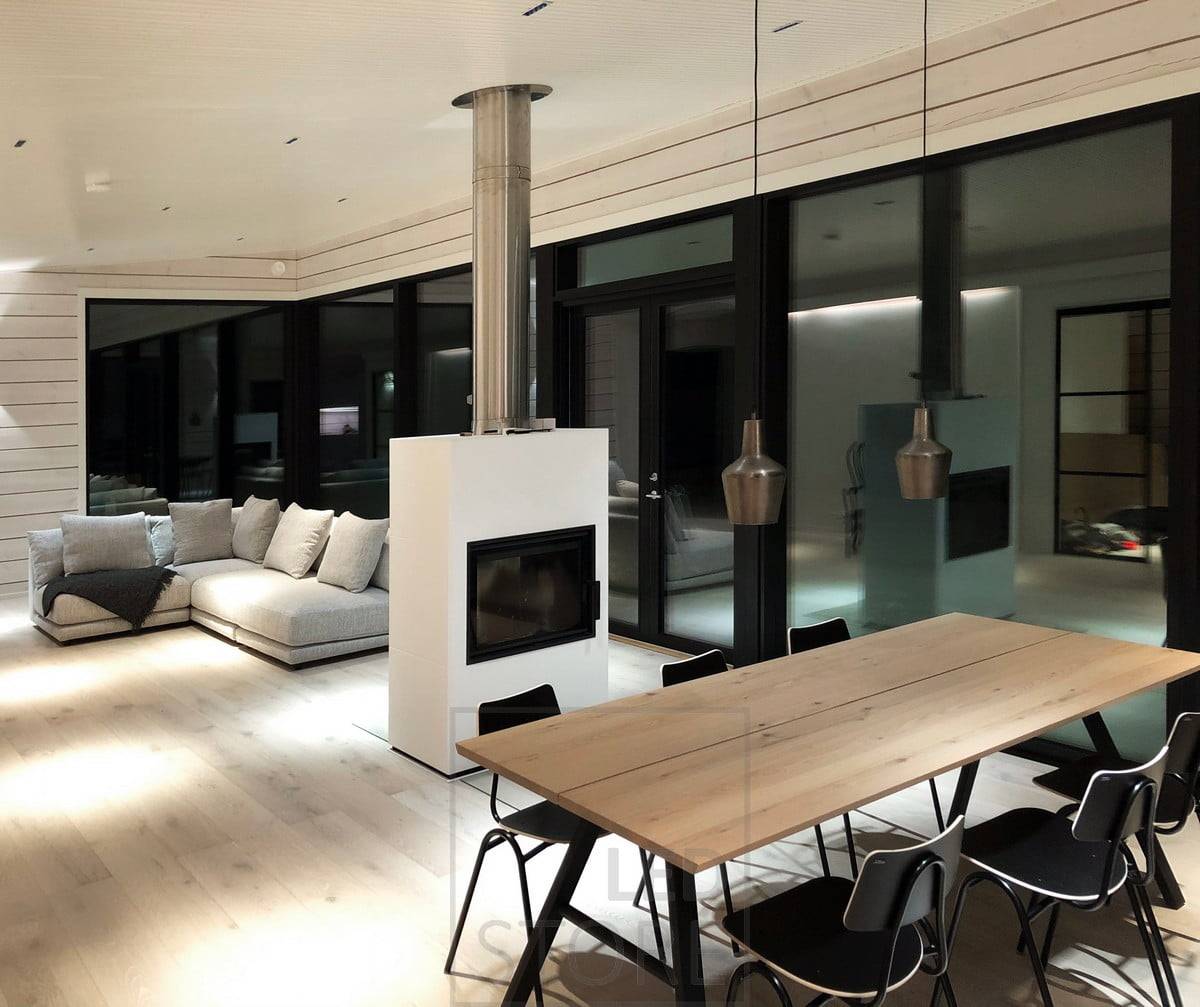 LINJA éclairage général avec spots. Grâce à son faisceau étroit, le spot présente un schéma lumineux clair. Le luminaire est dimmable et disponible en 3000K et 4000K. Ledstore.fi