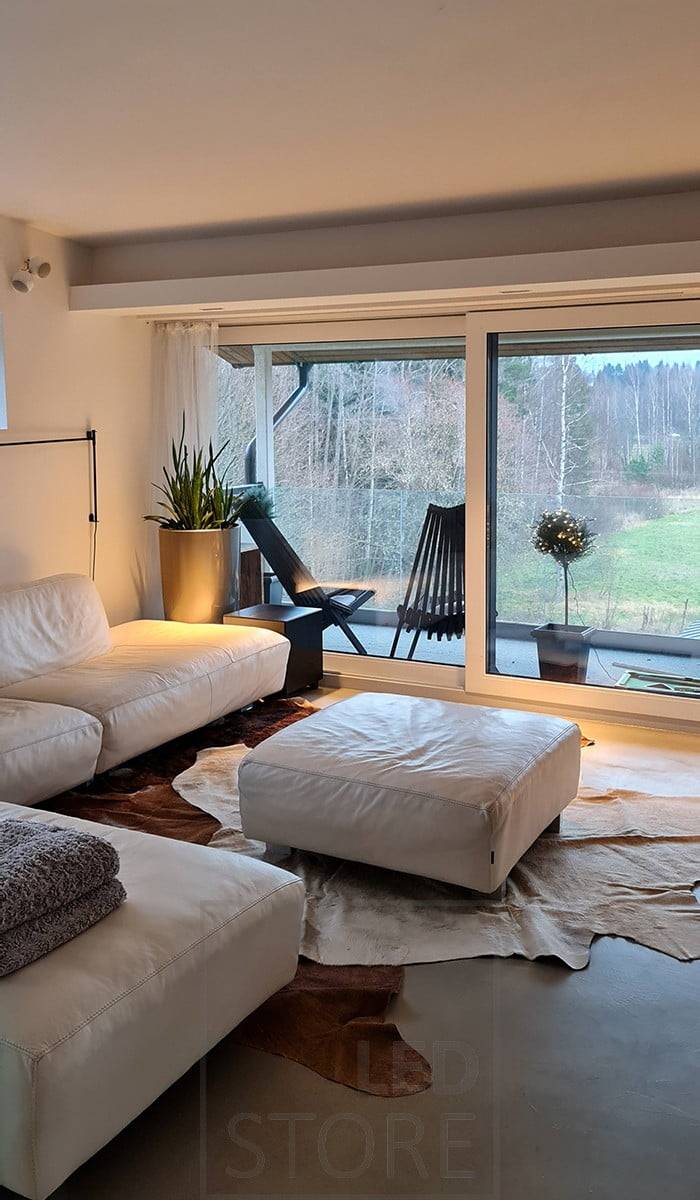Un éclairage confortable et chaleureux pour le salon avec les spots encastrés LINJA 5. Ledstore.fi