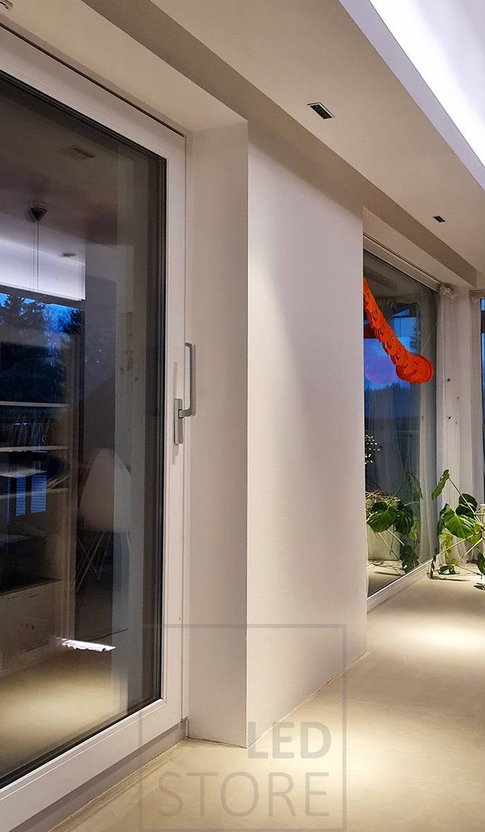 Le faisceau étroit du spot LINJA 5 permet également d'obtenir un motif lumineux clair. Le spot LED LINJA 5 a un angle d'ouverture très étroit de seulement 15 degrés. Il est donc généralement utilisé dans les espaces en hauteur et pour créer un éclairage décoratif. Ledstore.fi