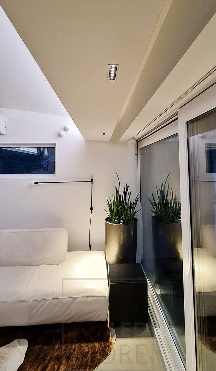 Eclairage d'ambiance pour le salon avec une bande LED pour la lumière indirecte et 5 spots LINJA pour la lumière à angle étroit vers le bas. La puissance lumineuse est équivalente à 5x20W halogène, avec une consommation de seulement 5x2W ! Ledstore.fi