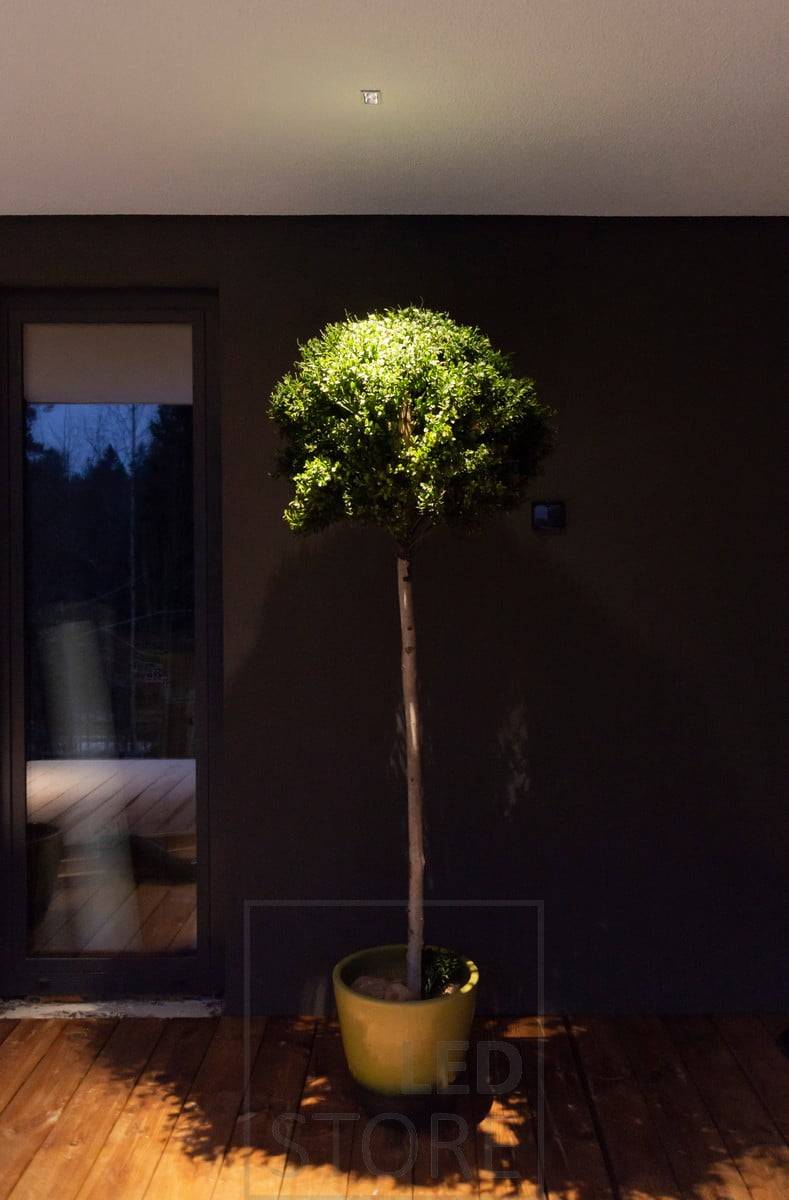 Projecteur extérieur LINJA 2 sur le toit de la terrasse. Met en valeur et éclaire les plantes d'extérieur et crée une lumière d'ambiance sur la terrasse. Ledstore.fi