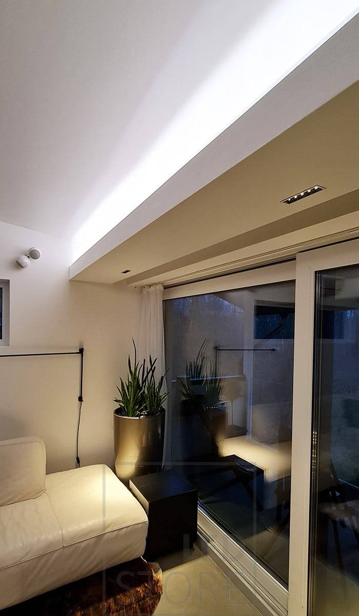 Eclairage d'ambiance dans un salon avec une bande LED pour une lumière indirecte et 5 spots LINJA pour une lumière à angle étroit vers le bas. Ledstore.fi
