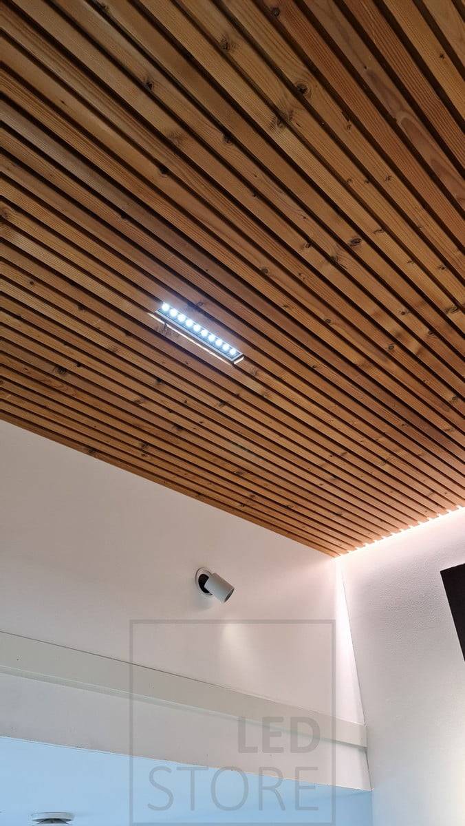 Le LINJA 10 est encastré dans le plafond en treillis. Le luminaire est parfait pour l'éclairage à angle étroit et le rendement lumineux est suffisant même dans les plafonds hauts. Ledstore.fi