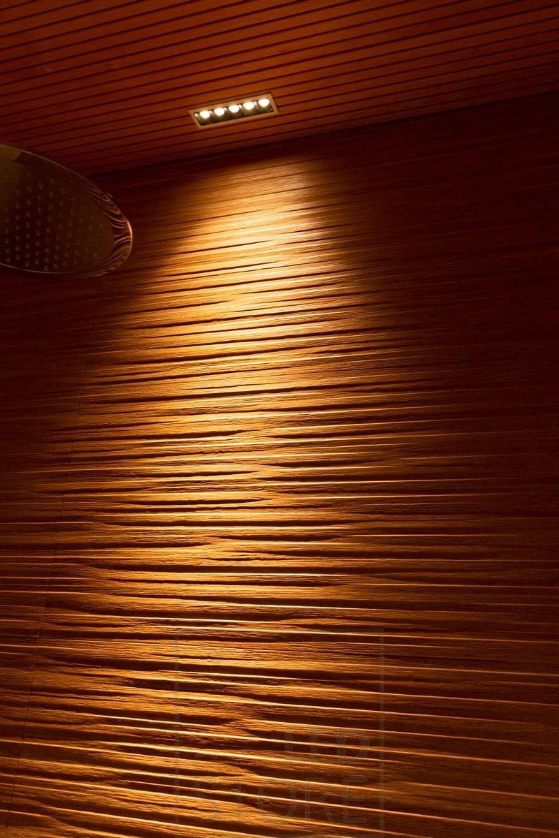Led LINJA 5 pour mettre en valeur le magnifique carrelage à motifs de la douche. La texture est joliment mise en valeur par l'éclairage. Ledstore.fi