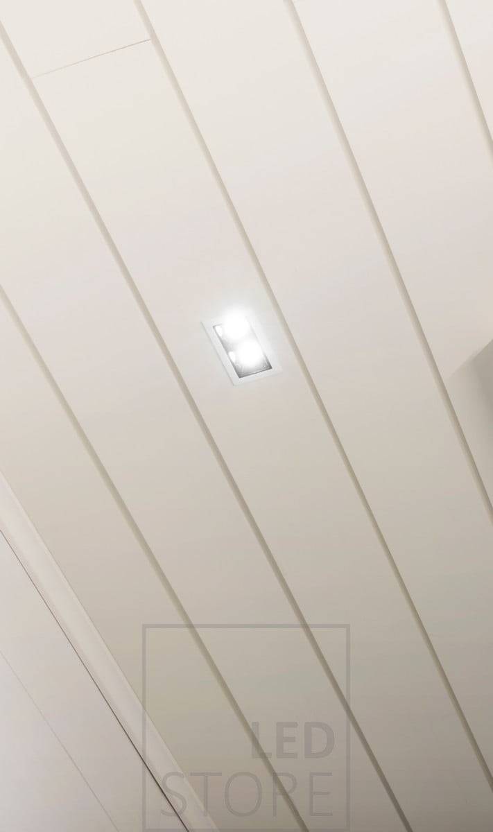 La led LINJA 2, encadrée de blanc, se fait discrète dans un plafond blanc. Ledstore.fi
