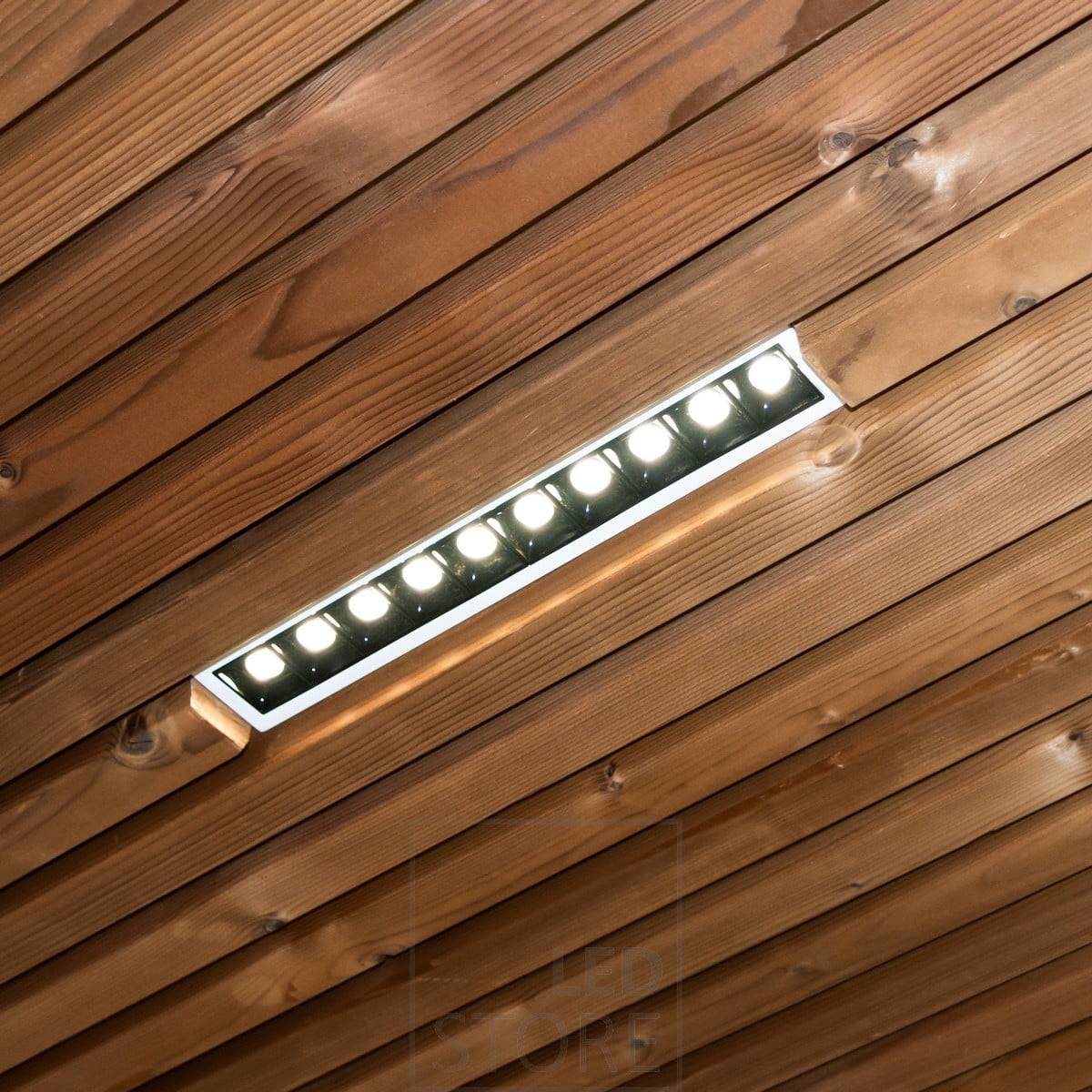 LINJA 10 encastré dans le mur, avec 10 spots de 2W. La ligne 10 est parfaite pour l'éclairage à angle étroit à l'intérieur, par exemple comme éclairage d'accentuation pour les surfaces murales et les peintures, dans les couloirs et pour ceux qui ont besoin d'un éclairage général à angle étroit. Ledstore.fi