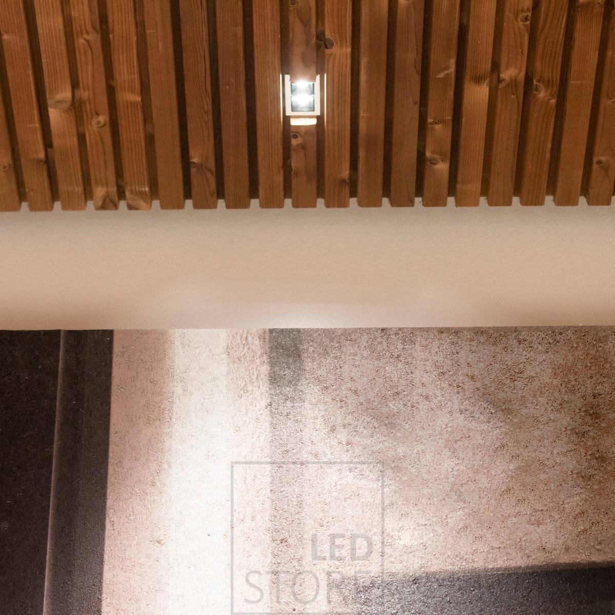 Spot Led LINJA 2 mettant en valeur une peinture sur un plafond à bandes. Le luminaire est encastré dans la corniche et donc très discret. Ledstore.fi