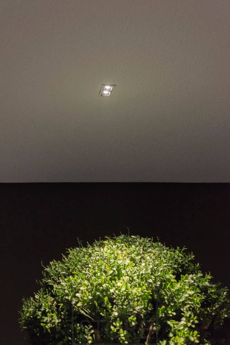 Un petit spot LINJA 2 sur le toit de la terrasse, créant une lumière d'ambiance et éclairant les plantes d'extérieur. Ledstore.fi