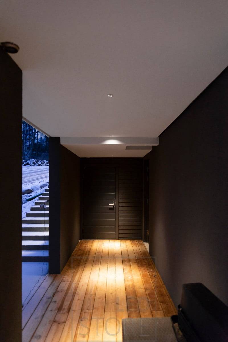 Les taches LINJA sur le plafond éclairent la lumière à angle étroit. Le petit spot est magnifiquement discret même s'il est bien éclairé. Ledstore.fi