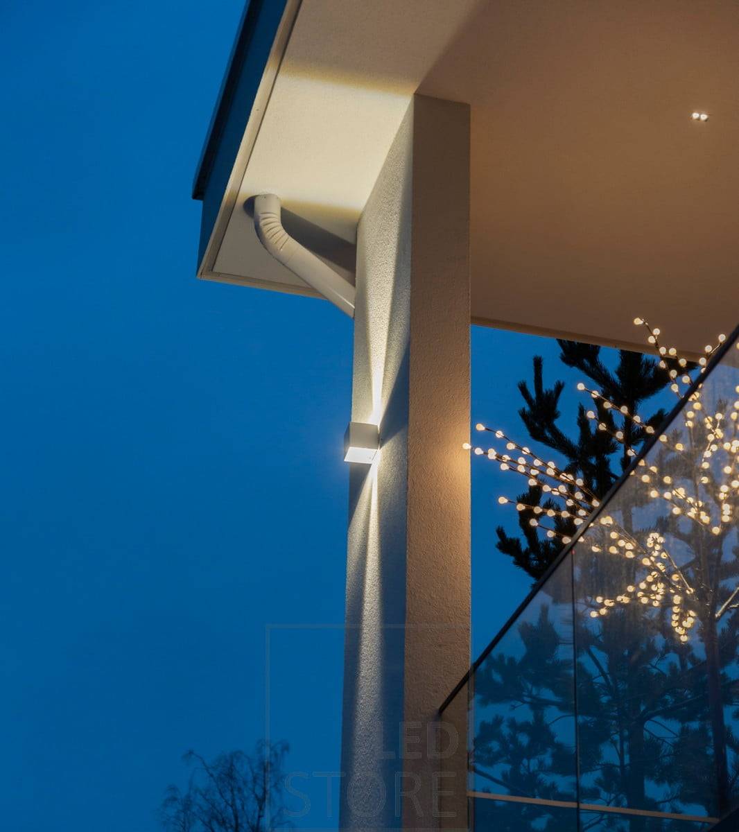 L'applique murale Led FUNK a un angle d'ouverture réglable. Un petit spot sur le toit de la terrasse, LINJA 2, éclaire la terrasse d'une lumière générale. Ledstore.fi
