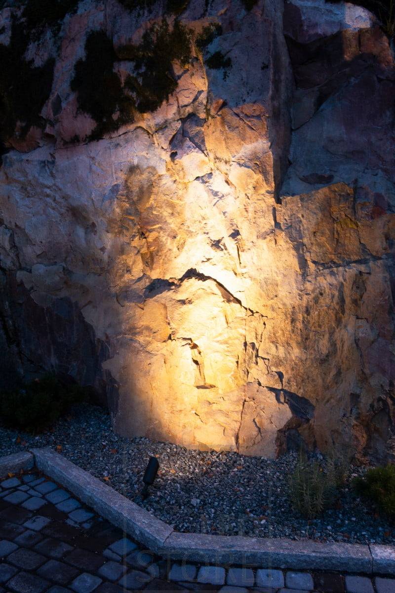 Le lampadaire à LED SPIKE est un luminaire d'extérieur polyvalent. Le corps et l'écran anti-éblouissement sont réglables et le luminaire est protégé par la norme IP65. Ledstore.fi