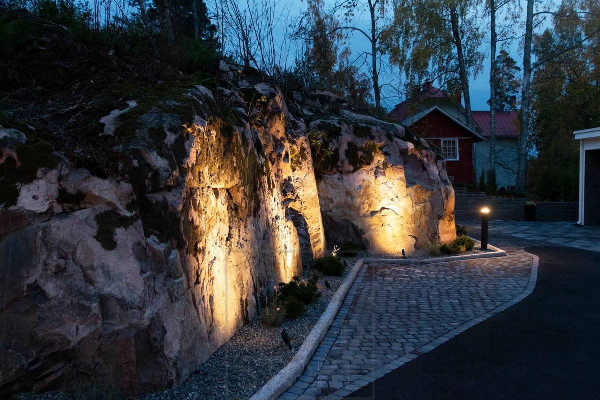 Led SPIKE ground light illuminant et mettant en valeur la roche. Ledstore.fi