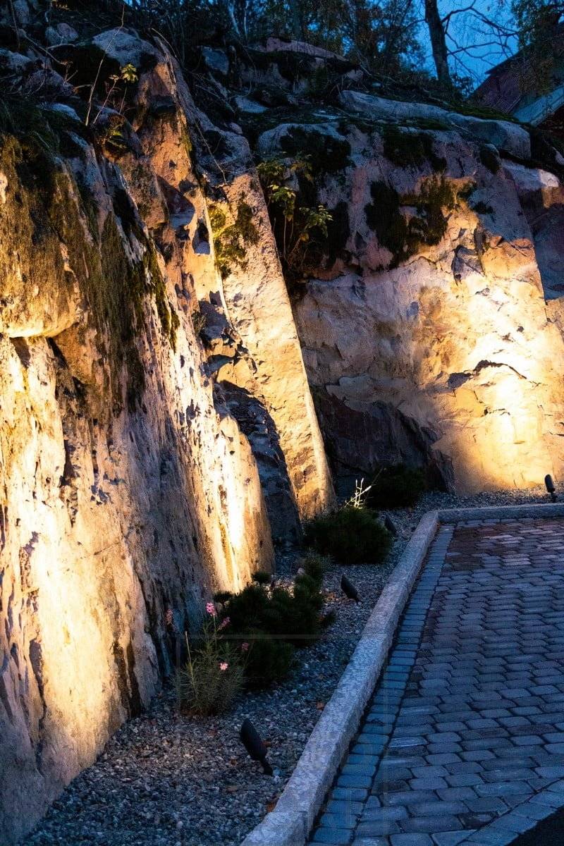 Luminaire de sol Led SPIKE éclairant et mettant en valeur le rocher. Le corps du luminaire est noir mat avec un angle de rayonnement de 40 degrés. Ledstore.fi