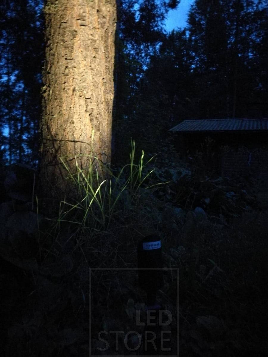 Pointe lumineuse de sol à leds éclairant un arbre. La lampe est suffisamment puissante pour éclairer des objets de grande taille à l'extérieur. Ledstore.fi