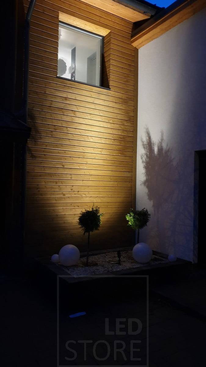 L'éclairage de sol à leds MAA offre de multiples possibilités d'éclairage extérieur, que ce soit pour éclairer une façade, des arbres ou une allée. Ledstore.fi