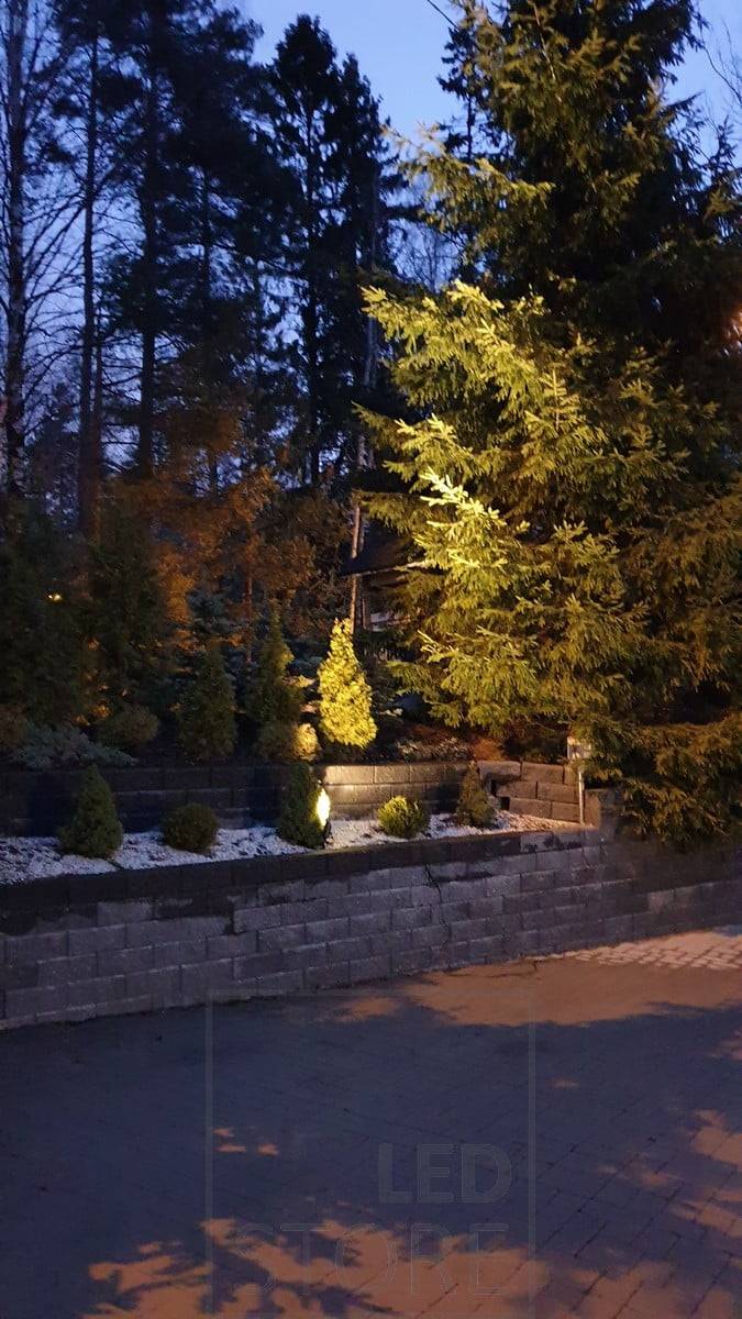 Led ground light SPIKE - Le ground light SPIKE éclaire directement la cible grâce à son corps librement ajustable, agissant ainsi comme un créateur d'ambiance et une lumière d'accentuation différenciée. Ledstore.fi