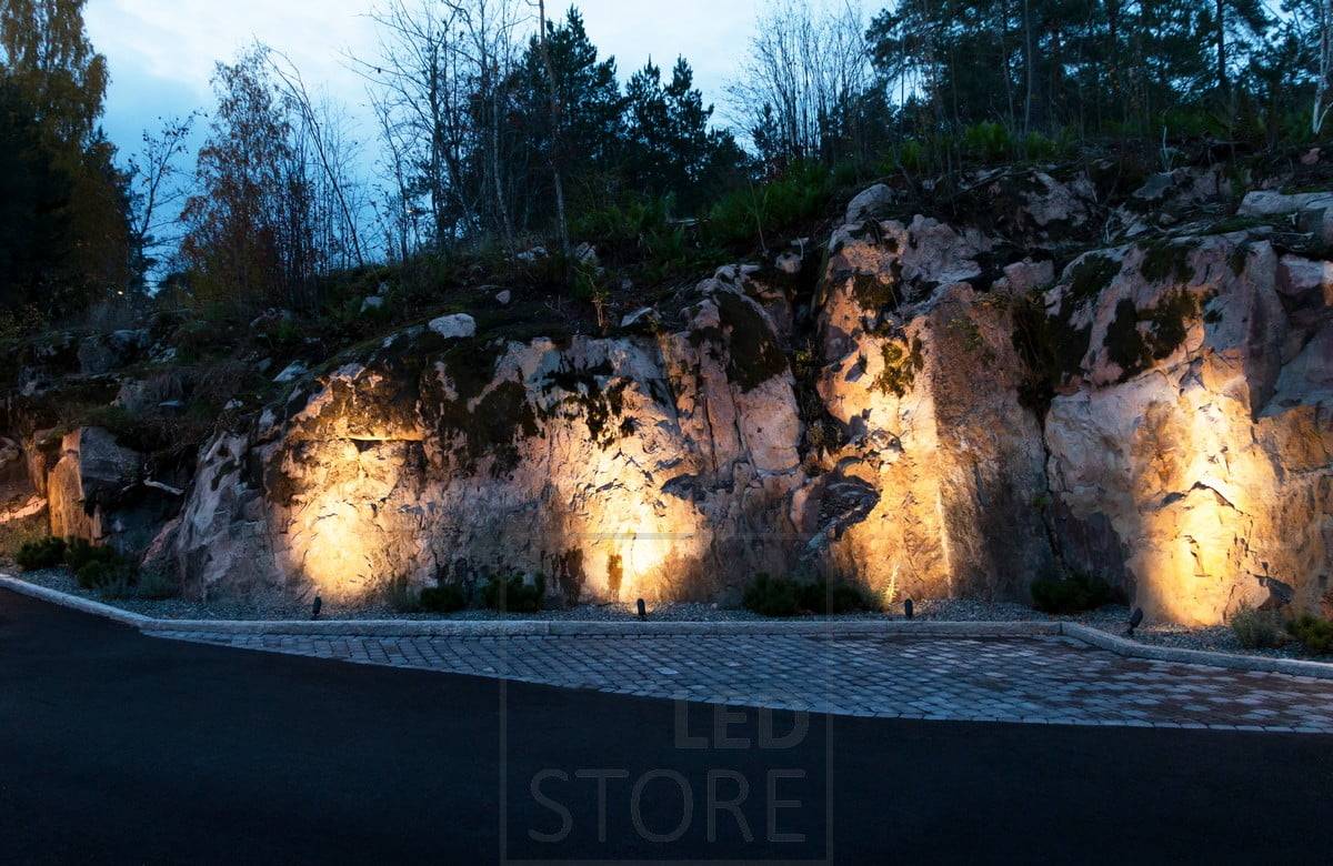 Logo LED STORE sur fond vert avec "LED STORE" en lettres capitales blanches au milieu d'un carré blanc.