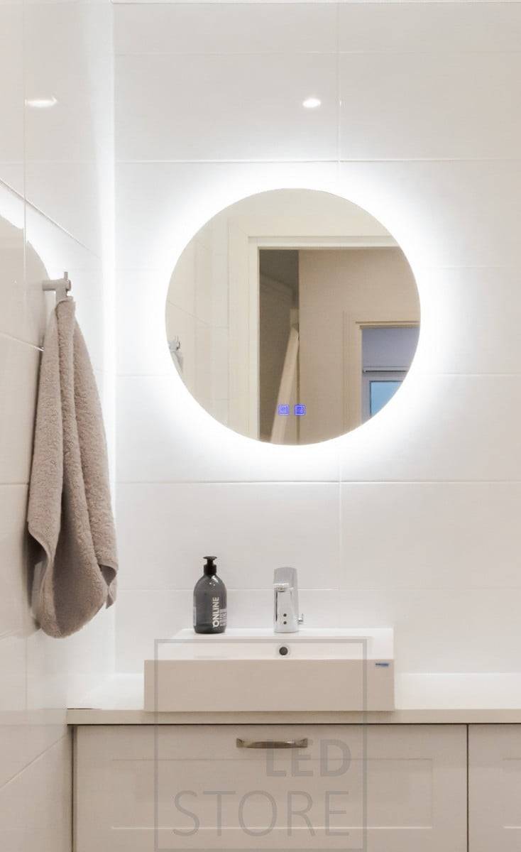 Lumière d'ambiance dans la salle de bains avec un miroir lumineux. Le miroir a un diamètre de 600 mm, ce qui le rend idéal pour les petits espaces. Ledstore.fi