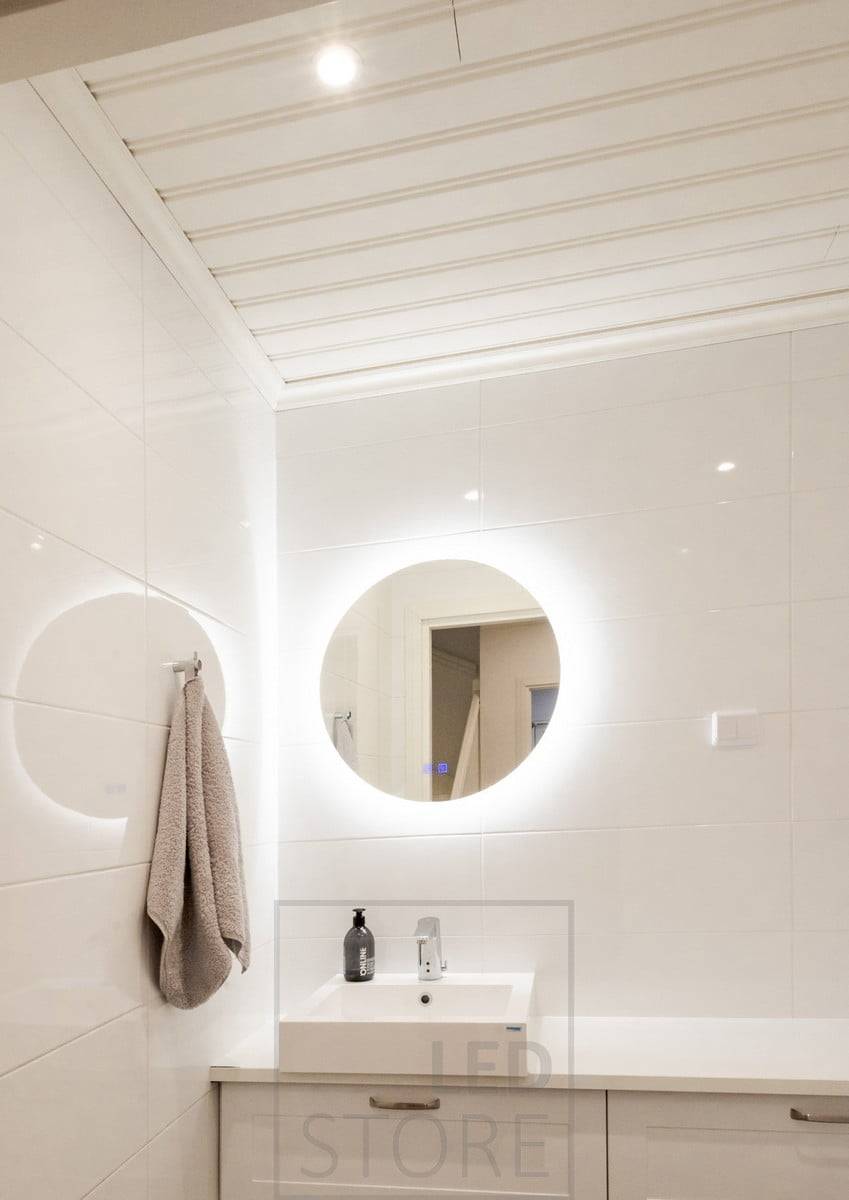 Le miroir lumineux MOON est flanqué d'une bordure en verre au lait de 3 cm de large, permettant à une partie de la lumière de briller vers l'avant. Des spots au plafond pour l'éclairage général. Ledstore.fi
