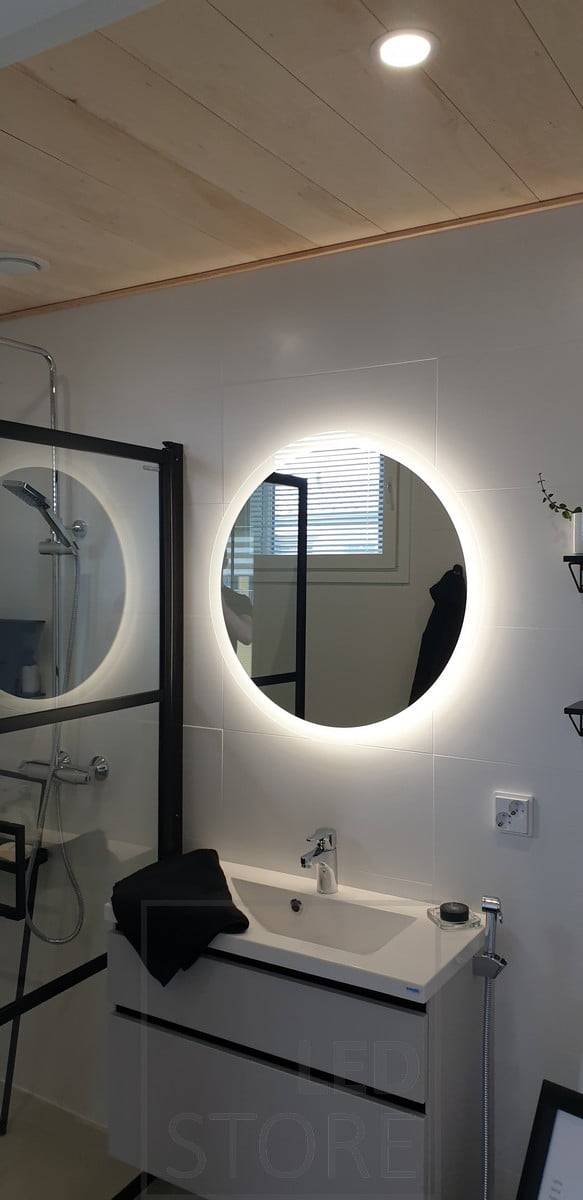 Salle de bain éclairée par un spot et un miroir lumineux à leds. Ledstore.fi