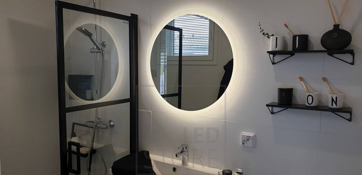 Le miroir lumineux MOON est flanqué d'une bordure en verre de lait de 3 cm de large, permettant à une partie de la lumière de briller vers l'avant. Ledstore.fi
