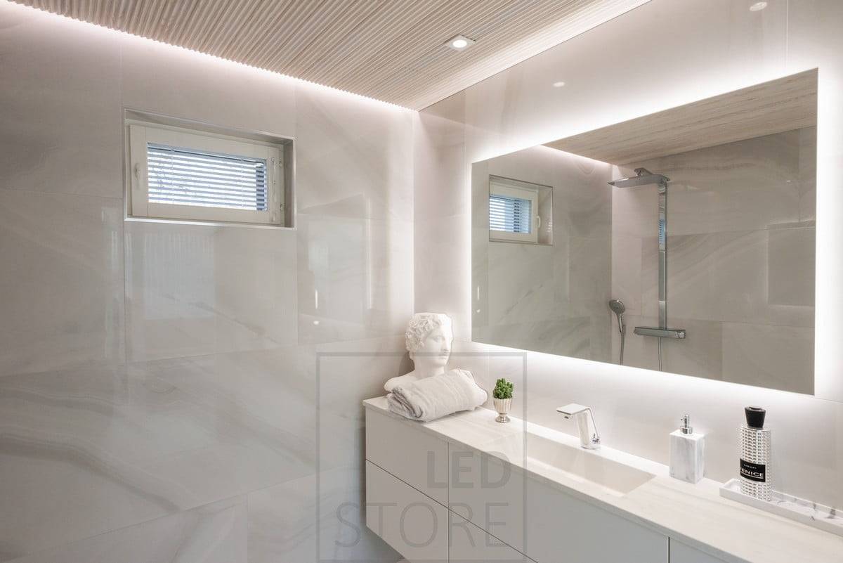 Les grands miroirs lumineux HALO ont une grande quantité de lumière qui est indirectement dirigée à travers le mur, et la lumière est réglable en température de couleur et en intensité. En outre, le miroir est doté d'une fonction antibuée qui chauffe la surface du miroir, dispersant efficacement la vapeur d'eau des douches et des saunas et éclaircissant le miroir. Ledstore.fi