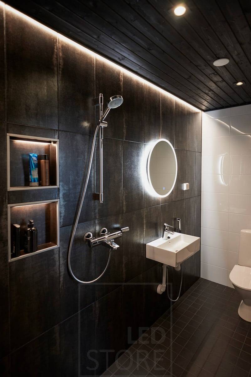 L'éclairage polyvalent de la salle de bain a été mis en place avec des bandes lumineuses, des spots et des miroirs lumineux à leds. Ledstore.fi