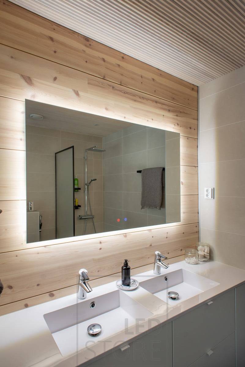 Les grands miroirs lumineux HALO ont une grande quantité de lumière qui est indirectement dirigée à travers le mur, et la lumière est réglable en température de couleur et en intensité. Ledstore.fi