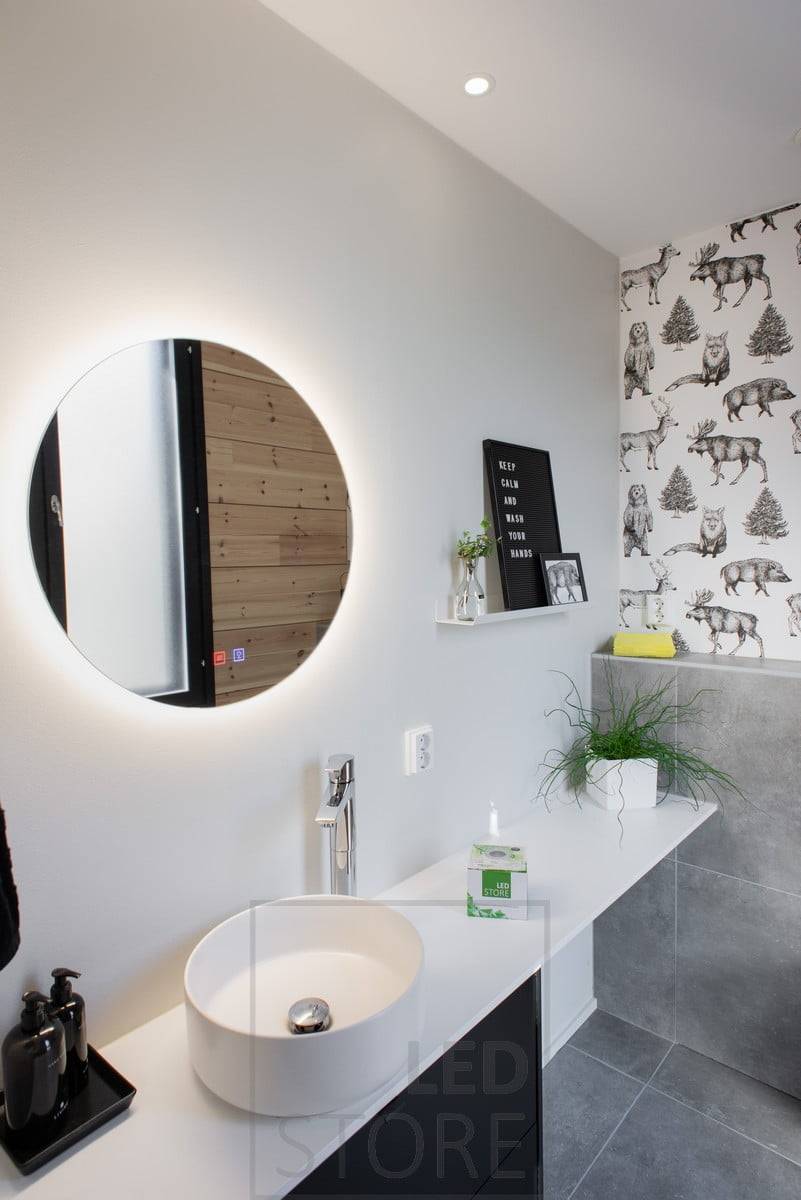 Le miroir lumineux MOON combiné à des spots crée un excellent éclairage pour le rasage et le maquillage. Ledstore.fi