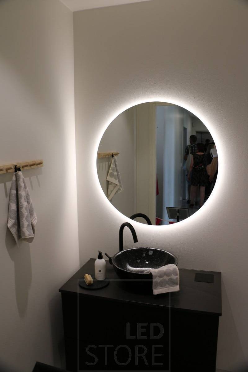Le miroir lumineux MOON a un cadre en verre de lait de 3 cm de large, derrière lequel une bande de LED protégée de l'humidité fournit un éclairage sans éblouissement à la fois vers le spectateur et comme un reflet de la surface du mur autour de lui. Ledstore.fi