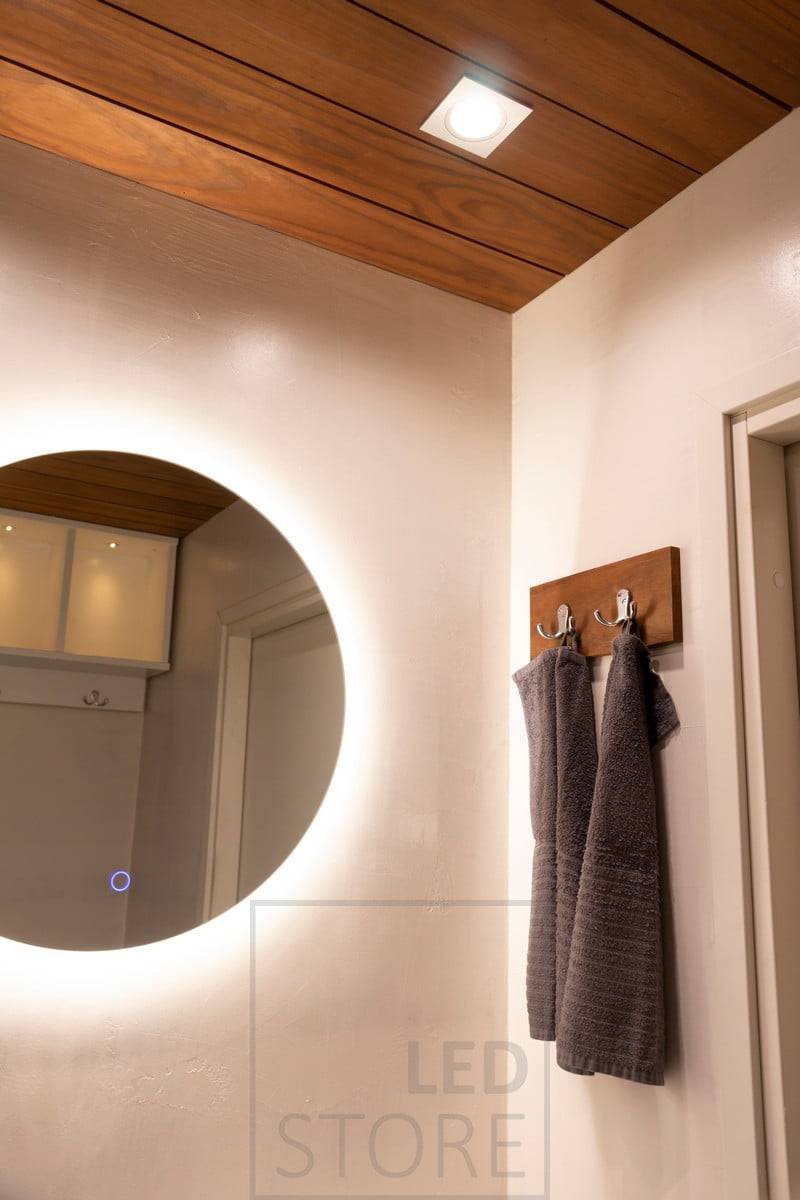 Miroir lumineux circulaire MOON combiné à des spots KANTTI. L'éclairage est entièrement réglable en température de couleur et dimmable. Ledstore.fi