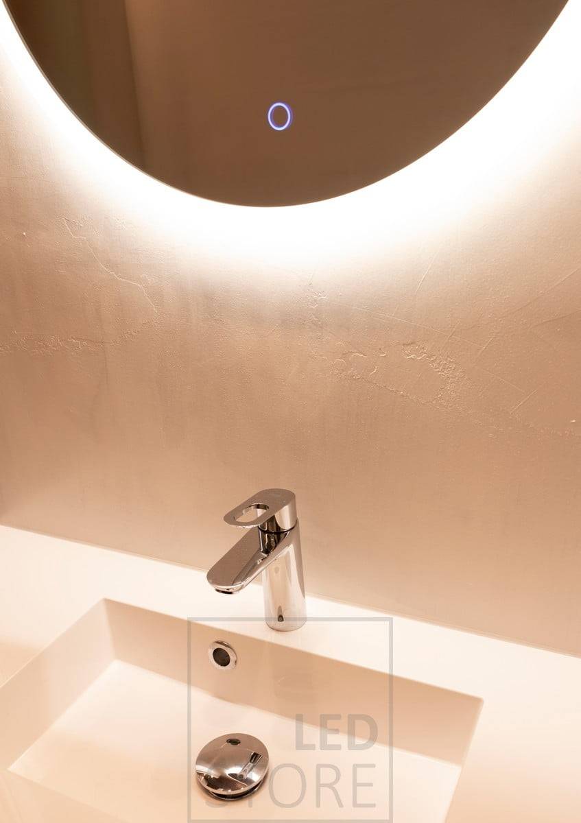 Le miroir rond MOON light a une lumière indirecte venant du côté. La couleur et la brillance du mur derrière le miroir ont donc un effet significatif sur la luminosité. Ledstore.fi