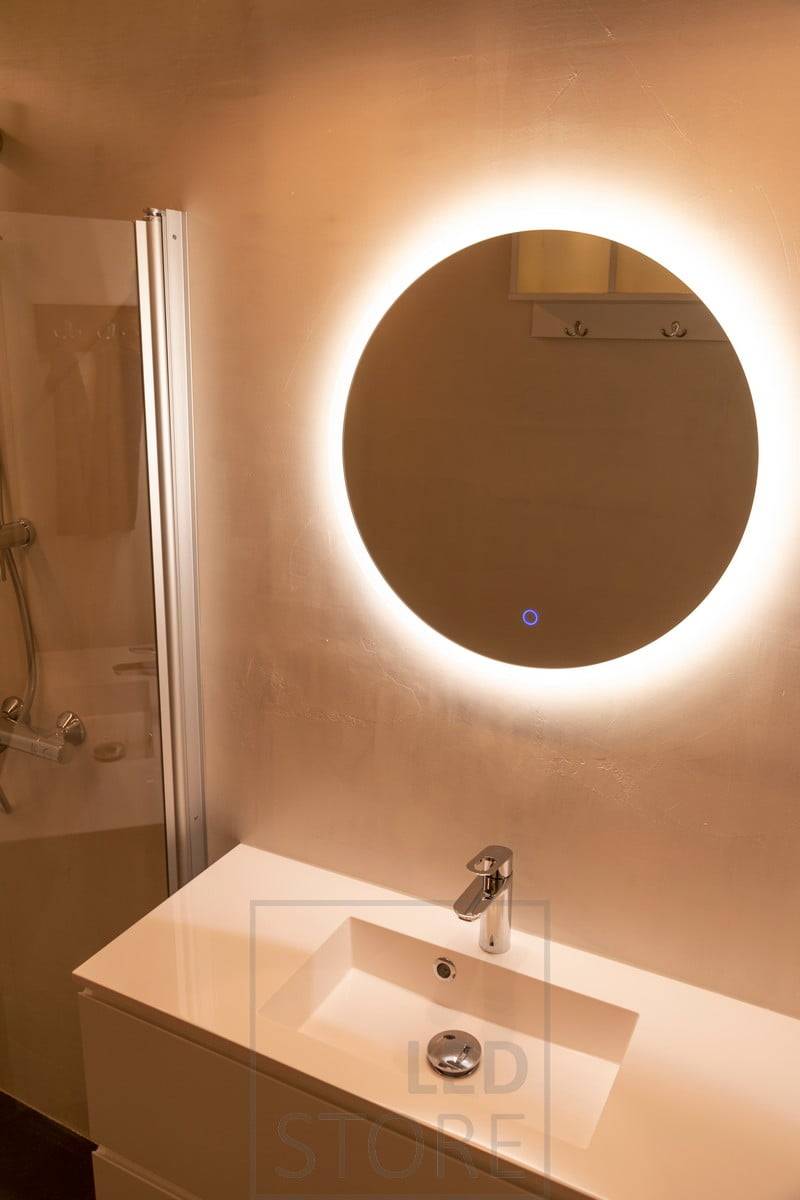 Le miroir lumineux circulaire MOON a un diamètre de 600 mm, ce qui le rend idéal pour les espaces un peu plus petits. Ledstore.fi