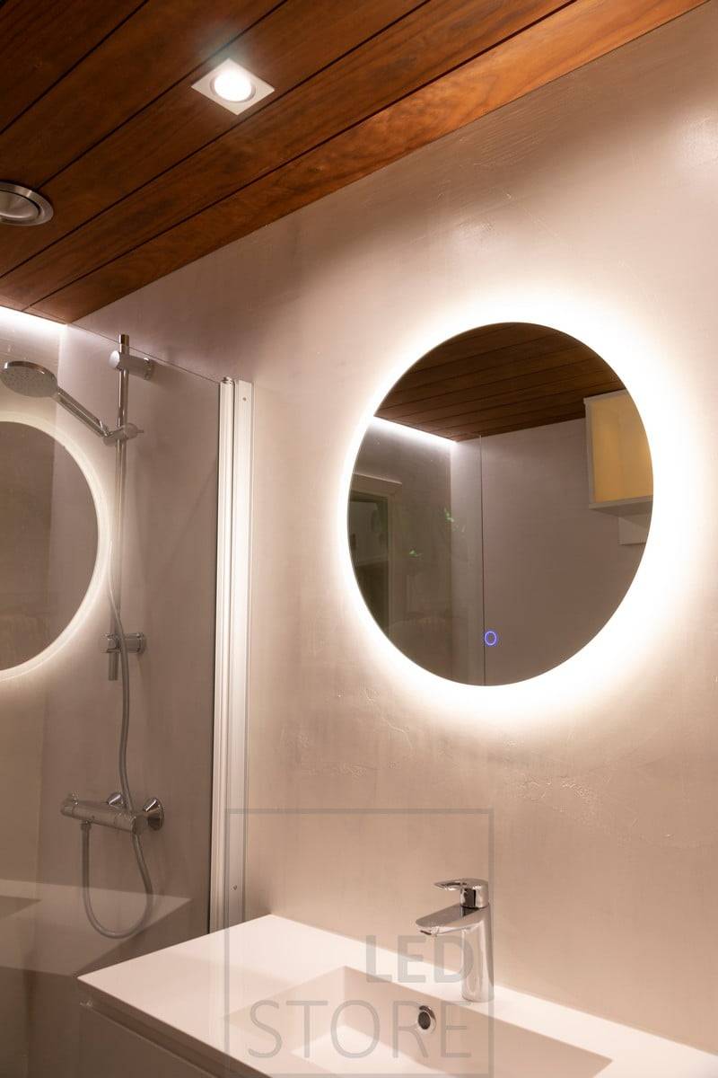 Le petit miroir lumineux MOON, d'un diamètre de 600 mm, est idéal pour les salles de bains et les toilettes afin d'ajouter une atmosphère et un éclairage supplémentaire (IP55). Ledstore.fi