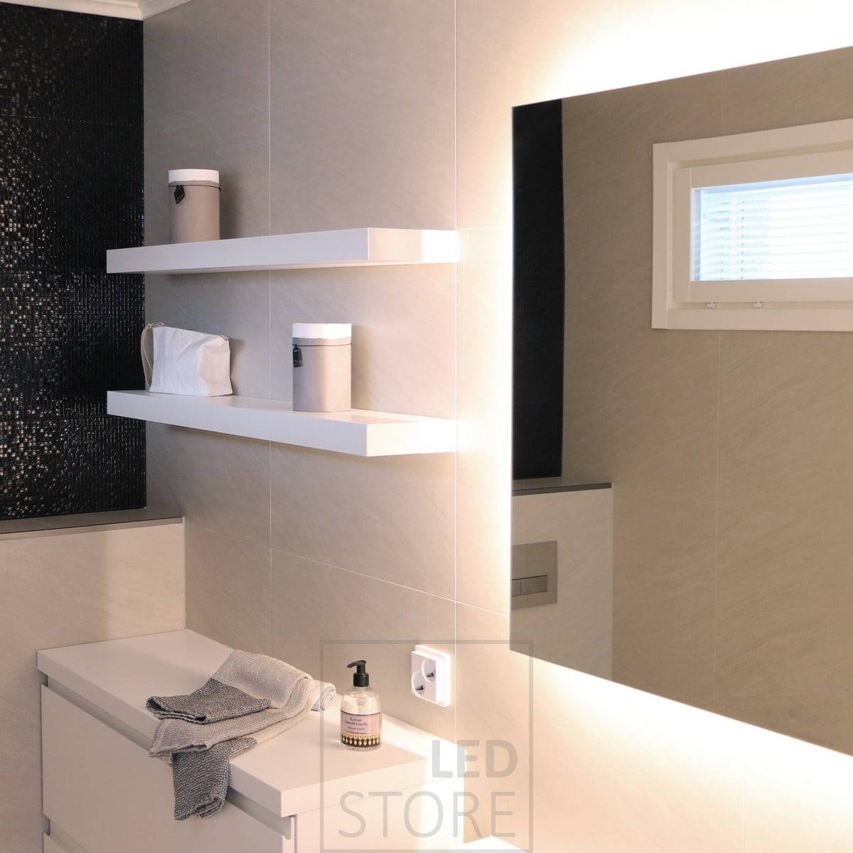 Un éclairage doux et atmosphérique dans la salle de bains, complété par un miroir lumineux. Ledstore.fi