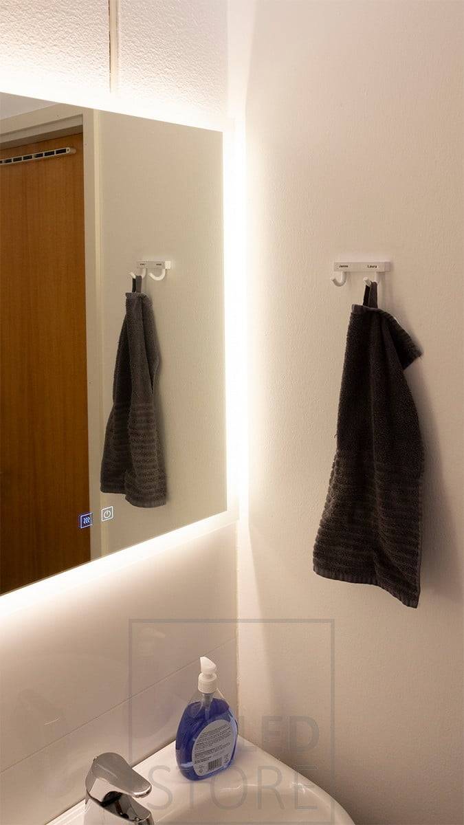 Un petit spot HALO pour éclairer la salle de bain. Le miroir est élégant et ajoute de l'ambiance à l'espace. Ledstore.fi