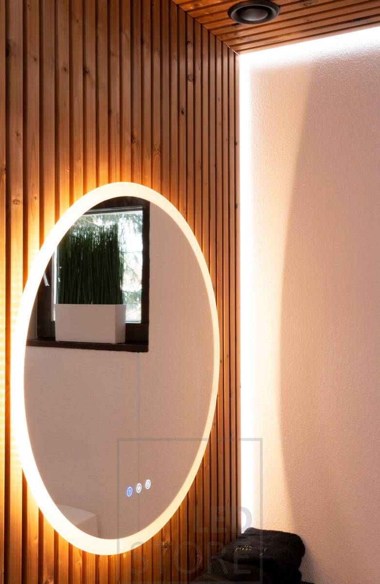 Le grand miroir lumineux MOON et la bande LED derrière le panneau créent un éclairage doux dans la salle de bains. Le miroir et la bande LED sont tous deux réglables en température de couleur. Ledstore.fi