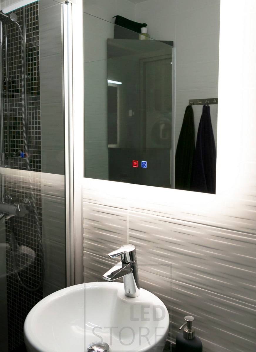 Le spot LED HALO éclaire élégamment la salle de bains et met en valeur les carreaux à motifs derrière le miroir. Ledstore.fi