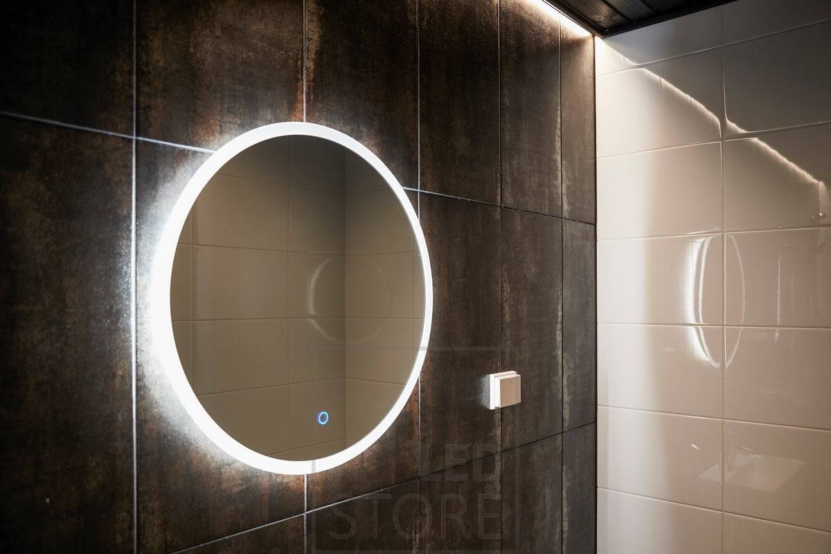 Panneau lumineux MOON éclairant la salle de bains avec une lumière indirecte à travers le mur. La lumière provient indirectement de tous les côtés, de sorte que la couleur et le niveau de brillance du mur derrière le miroir ont un impact significatif sur la puissance lumineuse. Ledstore.fi