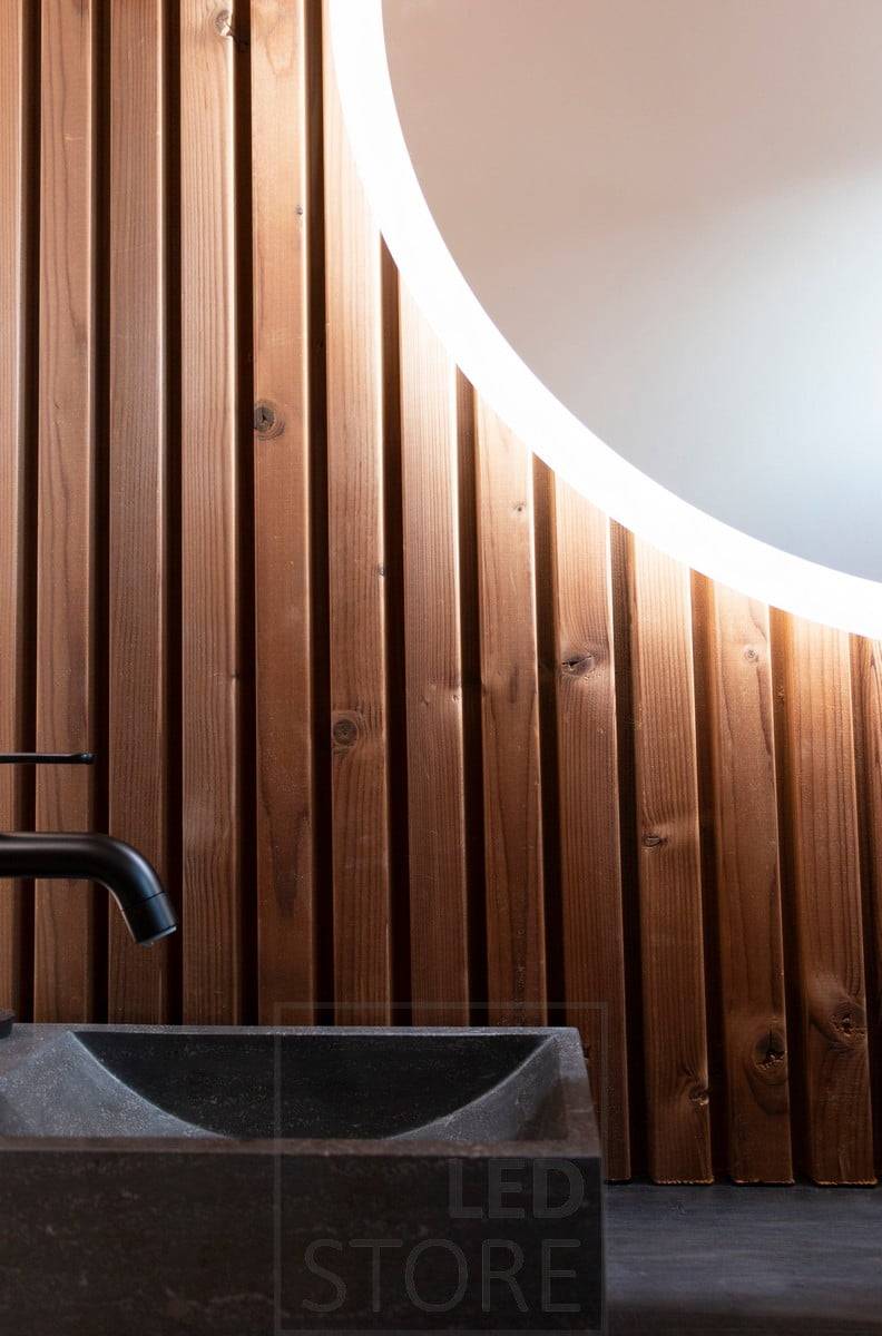 MOON - un miroir lumineux circulaire qui éclaire le mur d'une lumière atmosphérique et indirecte. Ledstore.fi